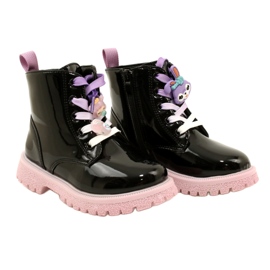 Lackade stövlar med dekorklämmor Miss 23DZ23-6582 svart 4