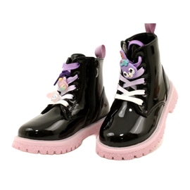 Lackade stövlar med dekorklämmor Miss 23DZ23-6582 svart 3