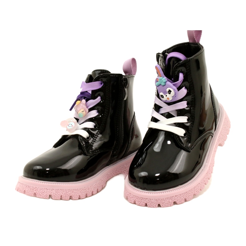 Lackade stövlar med dekorklämmor Miss 23DZ23-6582 svart 3