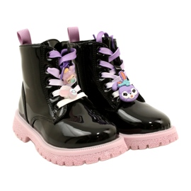 Lackade stövlar med dekorklämmor Miss 23DZ23-6582 svart 6