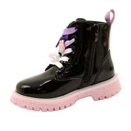 Lackade stövlar med dekorklämmor Miss 23DZ23-6582 svart 2