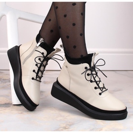 Beige isolerade läderstövlar på plattformen av Filippo DBT4799 1