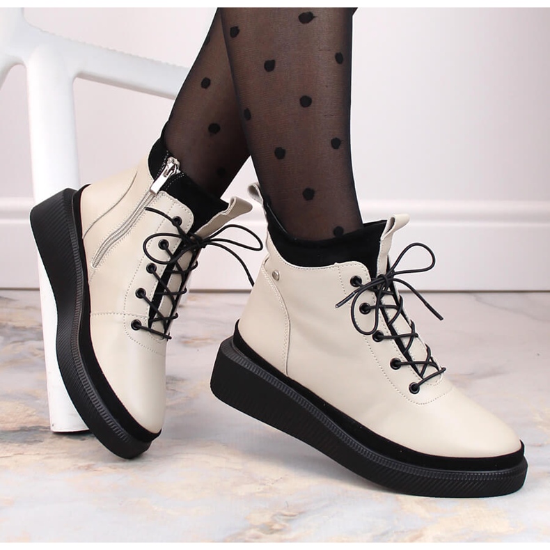 Beige isolerade läderstövlar på plattformen av Filippo DBT4799 1