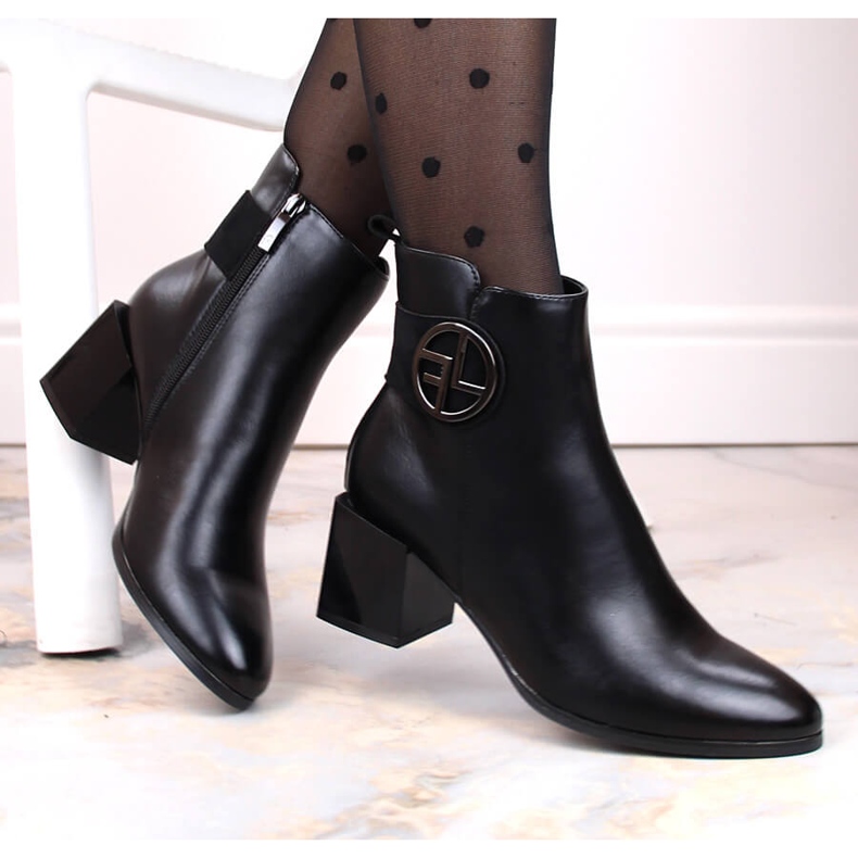 Damstövlar på dekorativ hög klack, isolerade, svarta, Potocki SZ12227 1