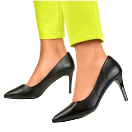 Svarta klassiska låga högklackade damskor gjorda av eko-läder 1