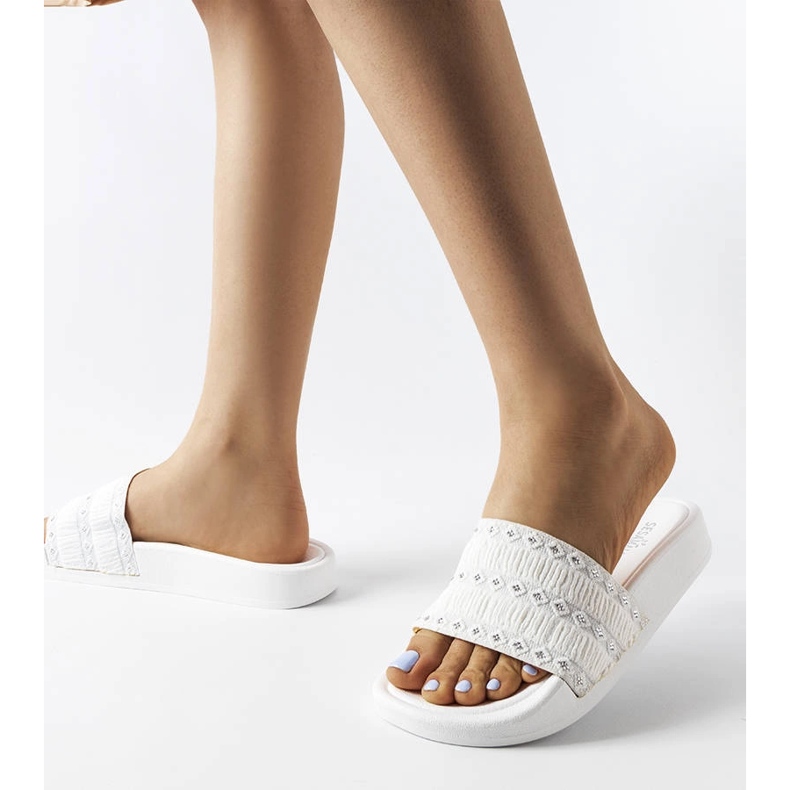 Vita reglage dekorerade med volanger av Ernest 2