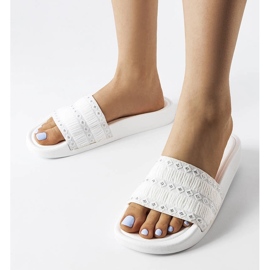 Vita reglage dekorerade med volanger av Ernest 1