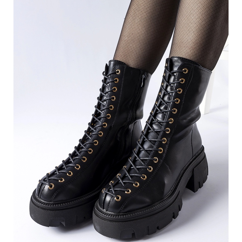 Svarta isolerade stövlar dekorerade med Amla-bindning 1