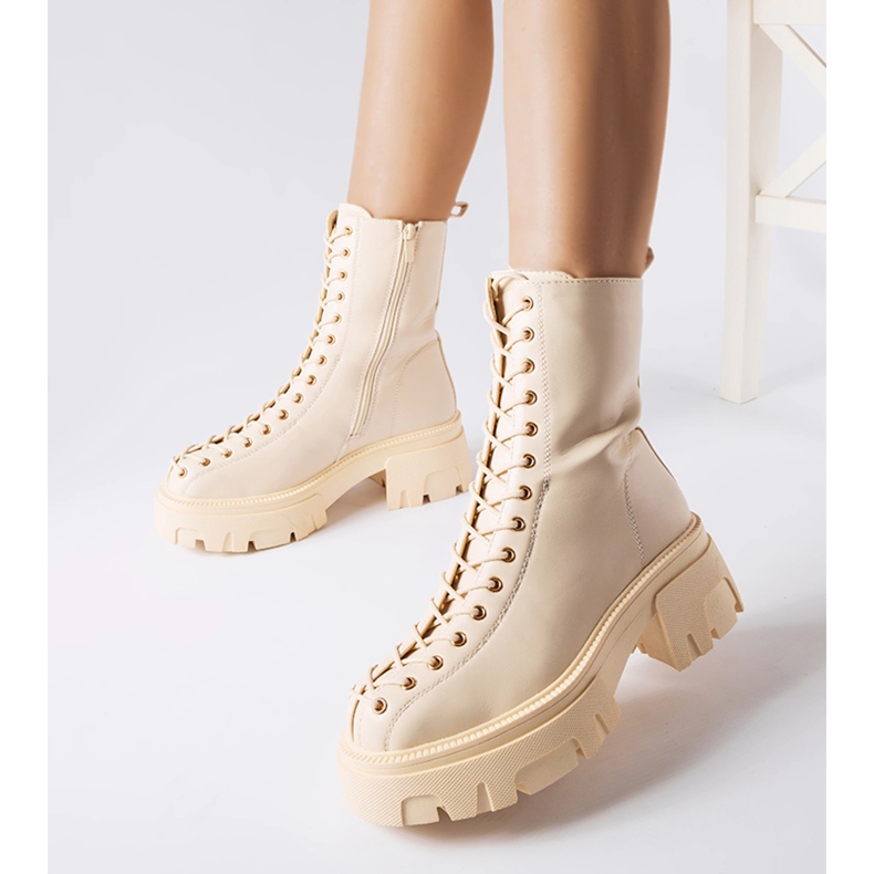 Beige isolerade bovver stövlar dekorerade med Amla bindning 1