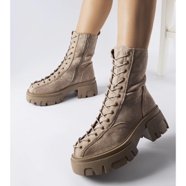 Bruna stövlar dekorerade med Amol-bindning 1