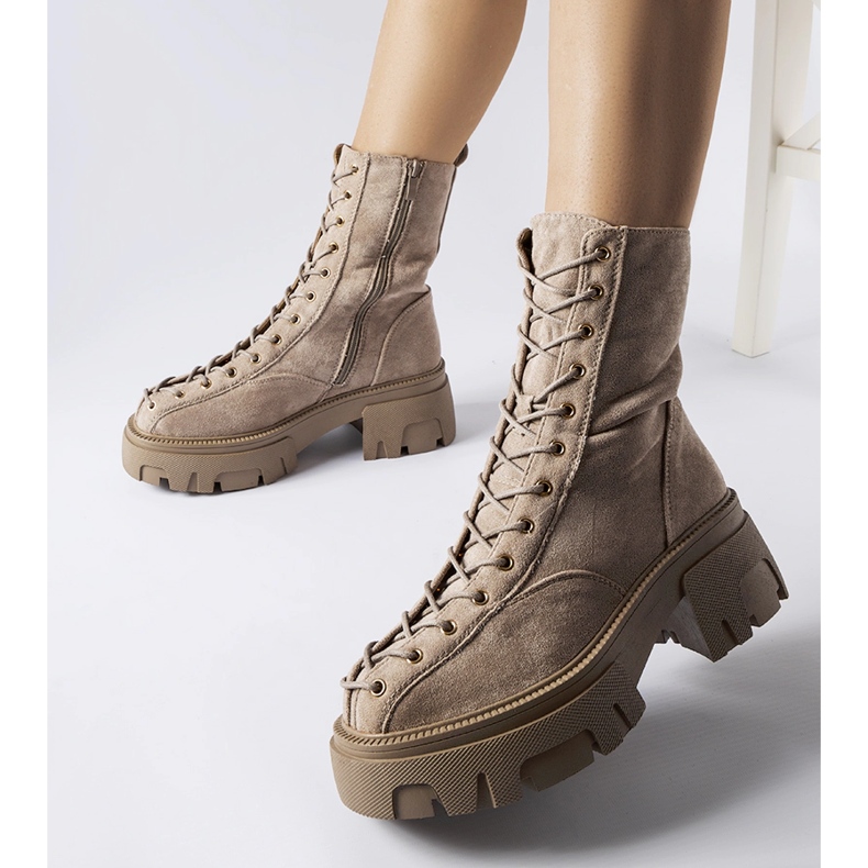 Bruna stövlar dekorerade med Amol-bindning 1