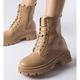 Beige isolerade kvinnors Chirico-arbetare 1