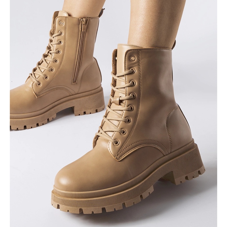 Beige isolerade kvinnors Chirico-arbetare 1