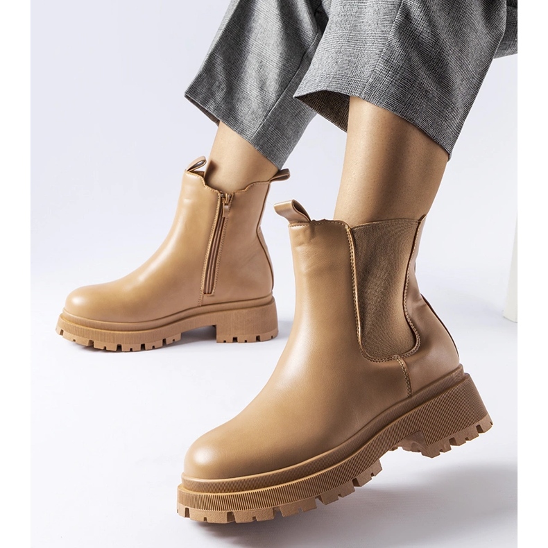 Beige isolerade klassiska Olmedo-stövlar 1