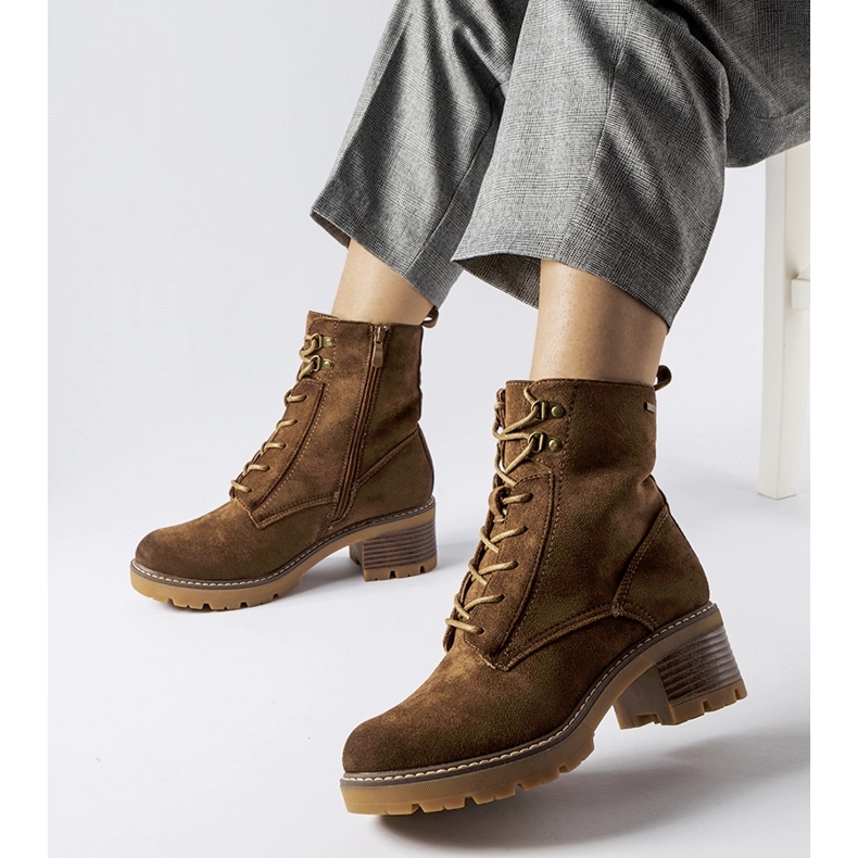 Bruna stövletter med snörning från Clementina 1