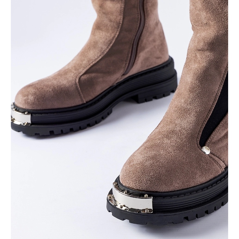 Bruna isolerade stövlar med dekorativ tå Bologna 1