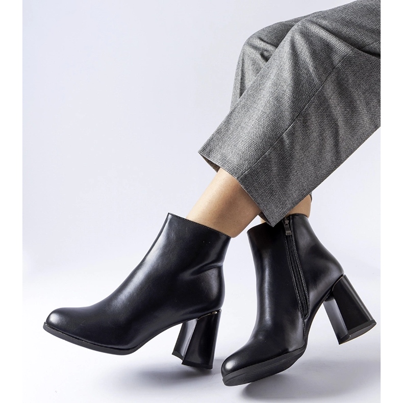 Svarta isolerade ankelboots med en dekorativ Clivi-klack 1