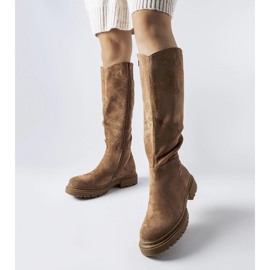 Bruna platta isolerade Millbrook-stövlar 1