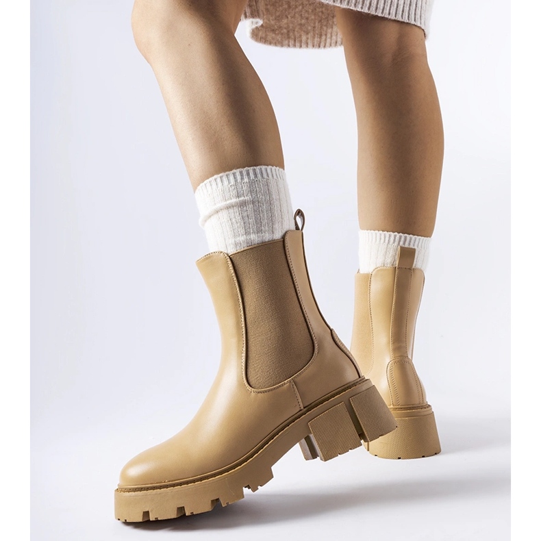 Beige isolerade klassiska slip-on ankelboots från Laives 1