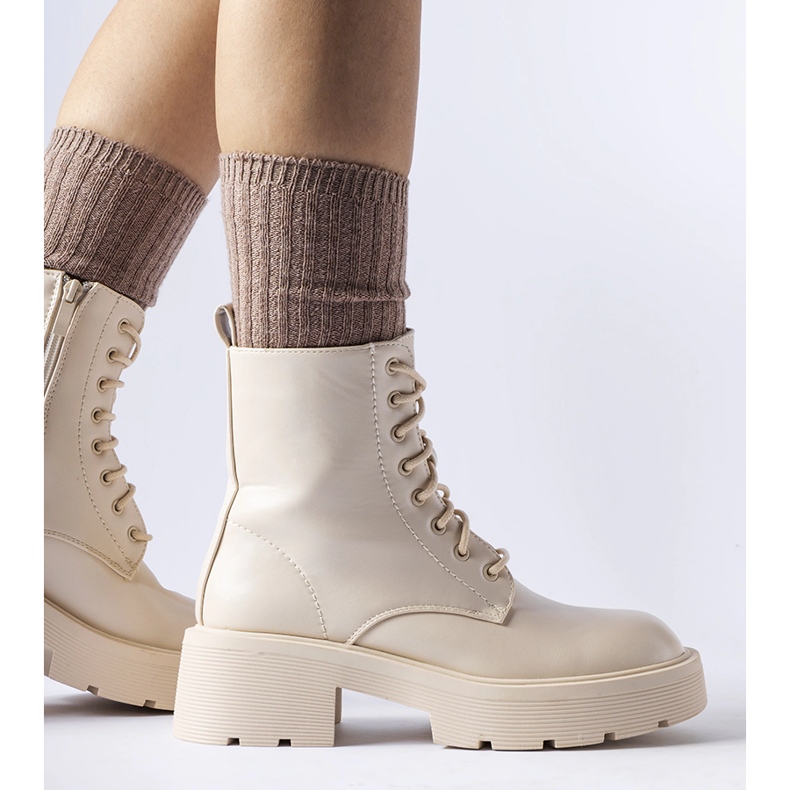 Beige isolerade ankelboots med tjock sula från Cirillo 1
