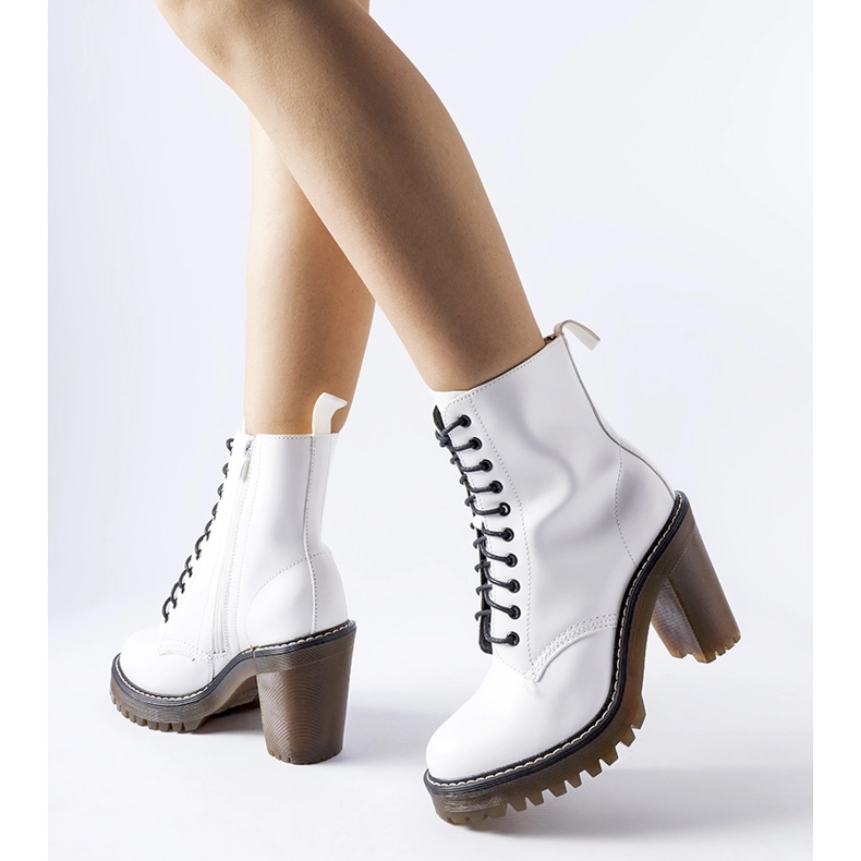 Ezio vita ankelstövlar med snörning 1