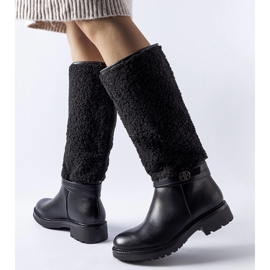 Svarta stövlar dekorerade med slättpäls 1