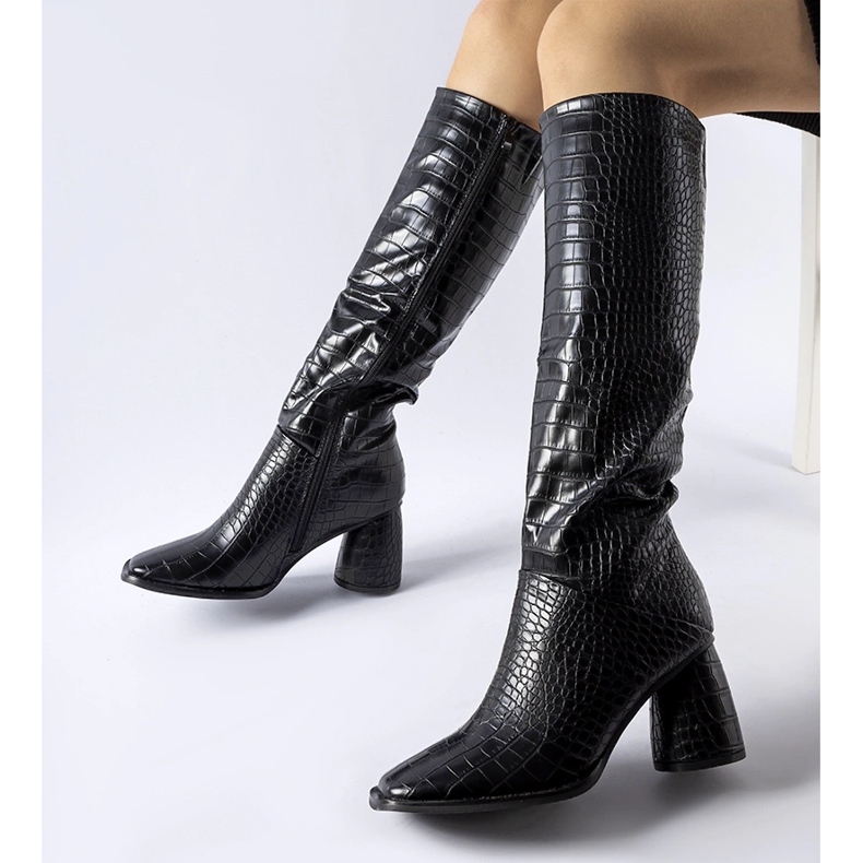 Svarta stövlar dekorerade med Council-prägling 1