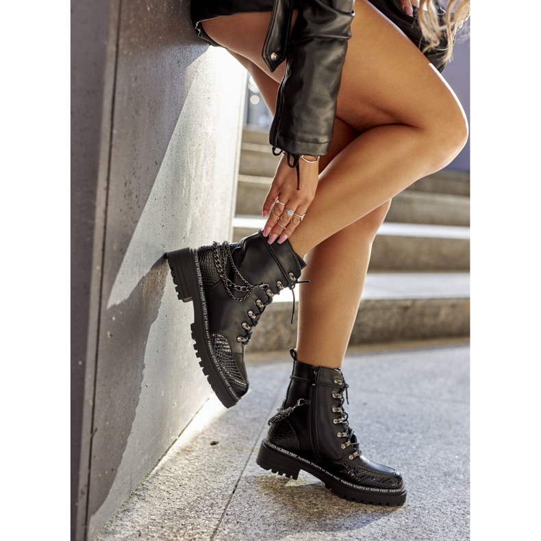 S.Barski Isolerade arbetare med kedjor, svart 3