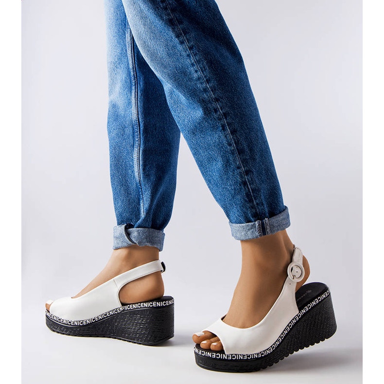 Elda vita sandaler med kil 1