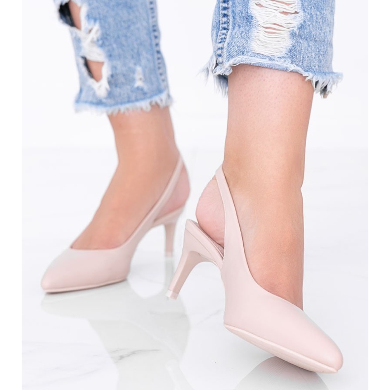 Beige pumpar på en nål av Elen 1