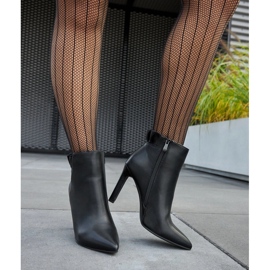 Svarta stövletter med volang på Roger stilett 1