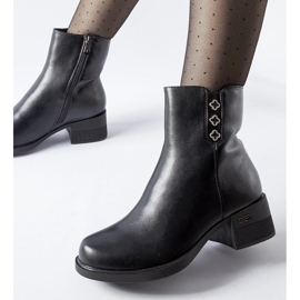 Svarta isolerade ankelboots med Insignia strass 1