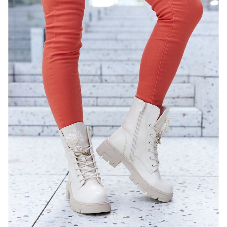 Beige stövlar med dekorativa pärlor Accadia 1