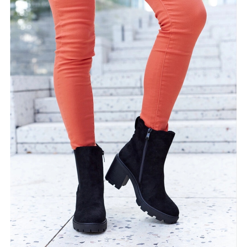 Svarta isolerade ankelstövlar i ekomocka från Caio 1