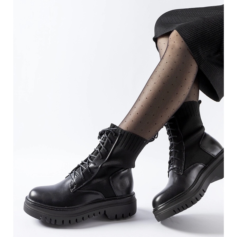 Svarta massiva strumpor från Perticara 1