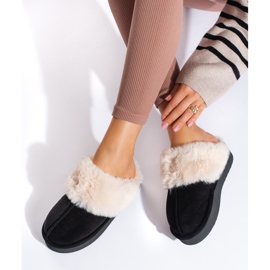 SHELOVET Fluffiga svarta mjukisleksaker på en plattform 1