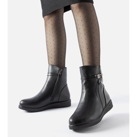 Svarta isolerade stövlar med ett dekorativt Nola-hänge 1