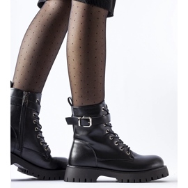 Svarta isolerade stövlar med ett dekorativt Fino-spänne 1