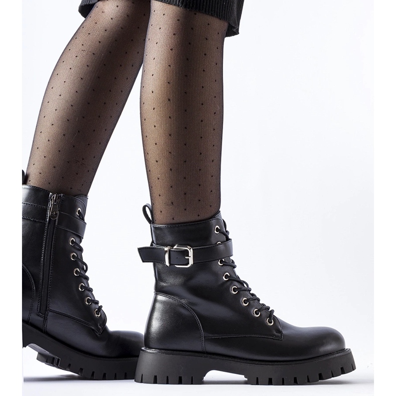 Svarta isolerade stövlar med ett dekorativt Fino-spänne 1