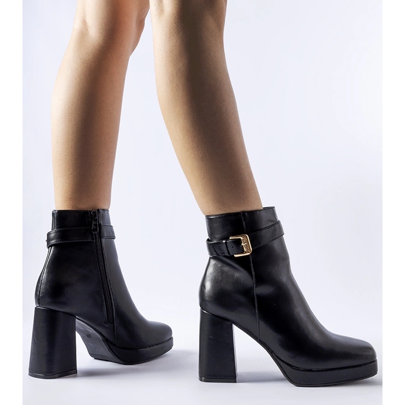 Svarta isolerade klassiska Caio högklackade ankelstövlar 1