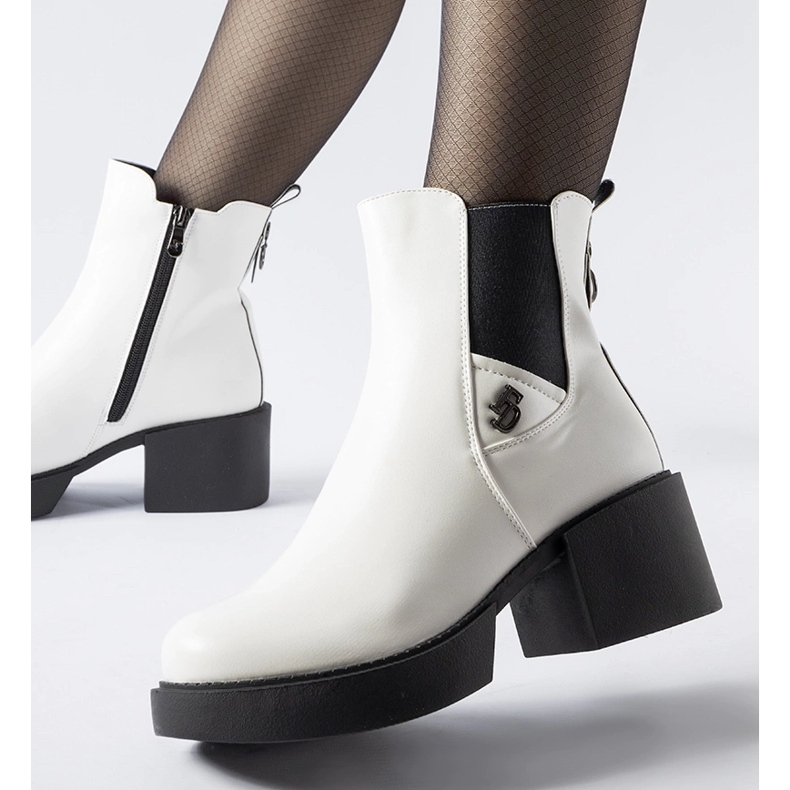 Vita isolerade stövlar med ett massivt block 1