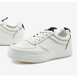 Vita sneakers med svarta inlägg KK-203 1