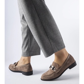 Bruna mockasiner med ett spänne i ekomocka 1