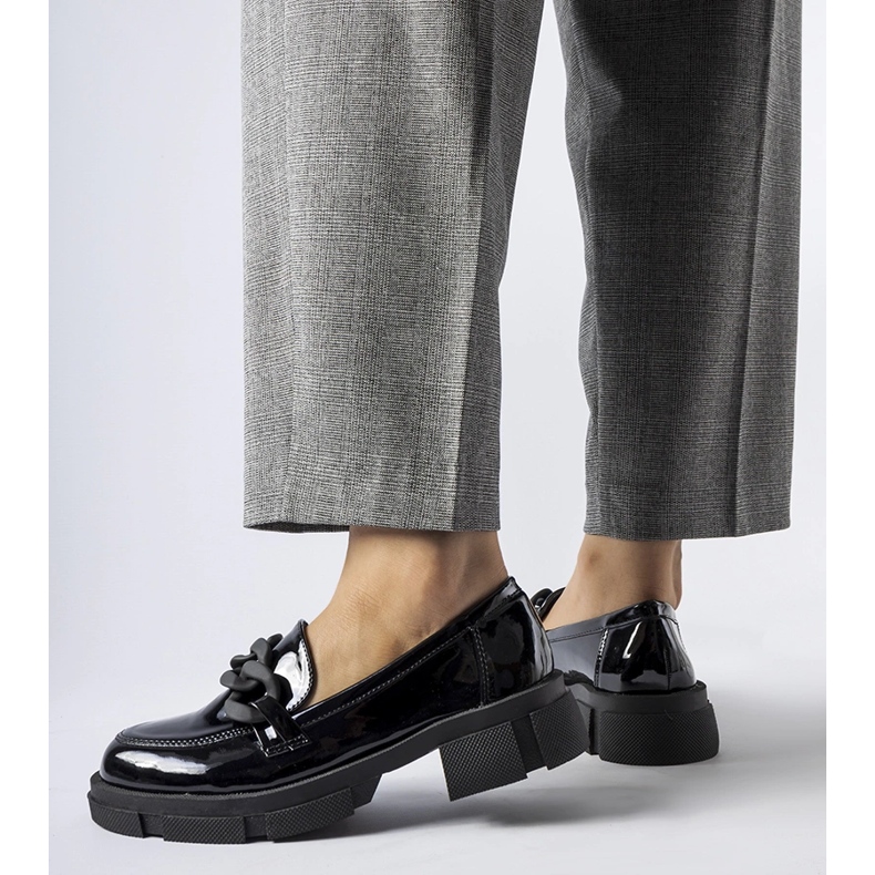 Svarta patent loafers med en Suelli-kedja 1