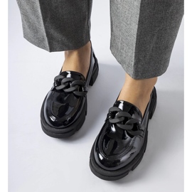 Svarta patent loafers med en Suelli-kedja 2