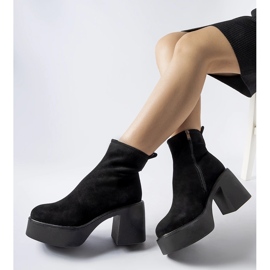 Svarta massiva stövlar i ekomocka 1