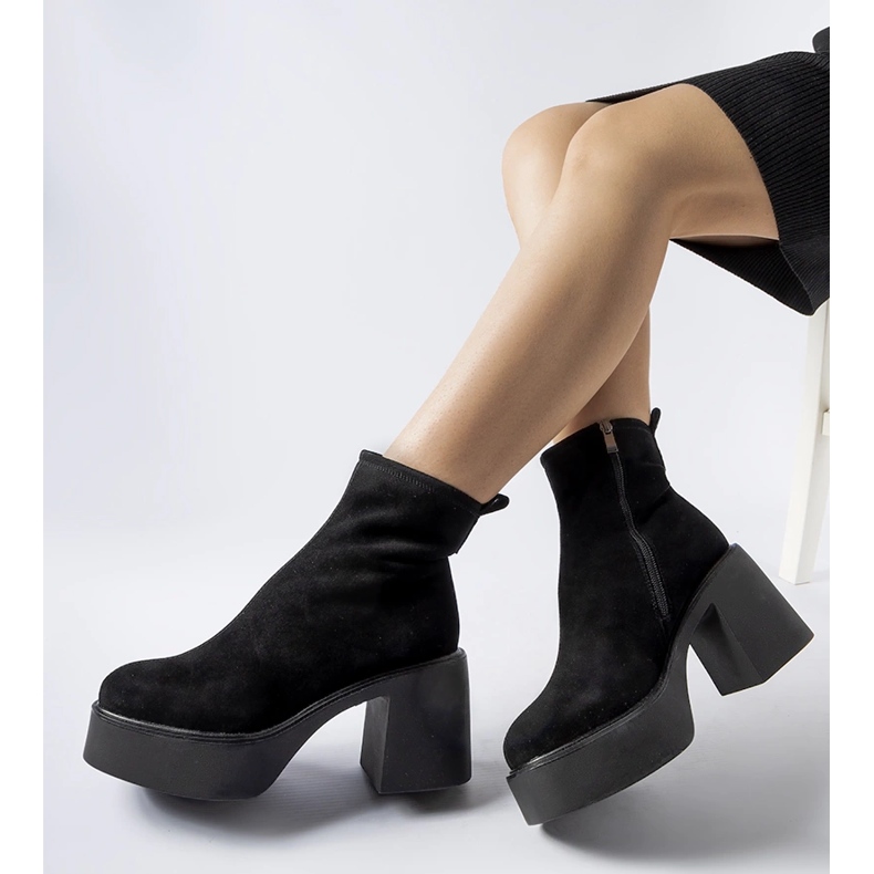 Svarta massiva stövlar i ekomocka 1