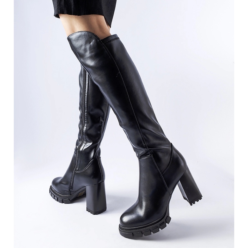 Svarta långa, varma högklackade stövlar 1