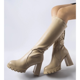 Beige varma långa högklackade stövlar 1