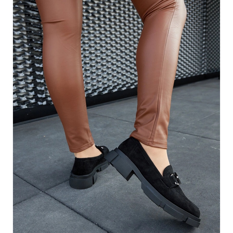 Svarta massiva mockasiner med ett spänne 1